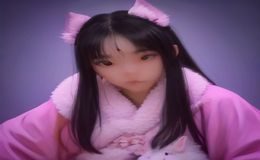 鬼妈妈同人中的神秘黑猫形象——能够自由穿越两个世界的智慧存在，表情冷静而神秘，是同人创作中的人气配角